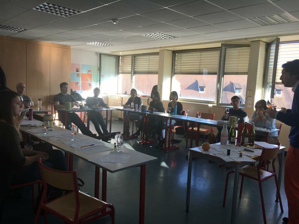 Sinh viên trường Alliance Française Strasbourg Europe nếm thử rượu vang trong một giờ học trải nghiệm: Các trường học dự bị tiếng pháp tại Strasbourg